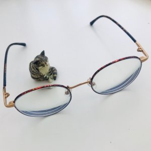 细框眼镜+玳瑁纹=可甜可咸迷人眼镜妹