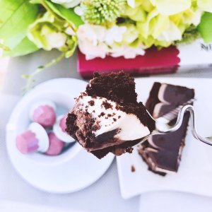 让心情变美丽的：巴黎榛子夹心糖风味咖啡➕巧克力慕斯蛋糕🍰