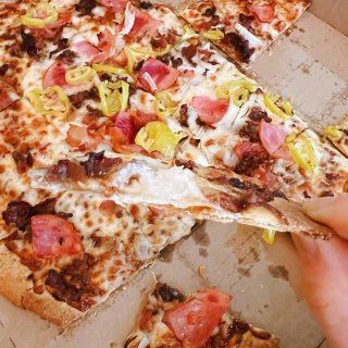 一家三口吃两个large pizza...