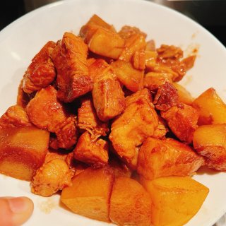 今日家常菜～土豆红烧肉...