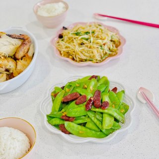 夏日晚餐🥣腊肠炒荷兰豆+烤鸡+炒豆芽...