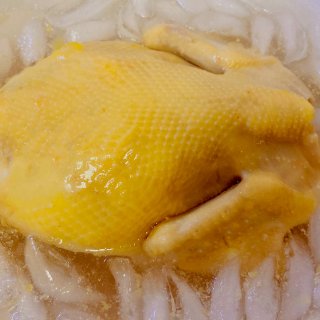 浸好的鸡在泡冰