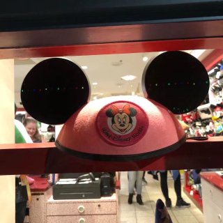 迪士尼购物区的 纪念品商店...