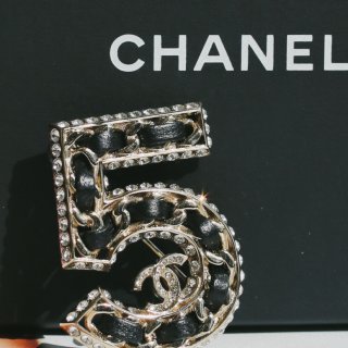 Chanel 5号胸针✨