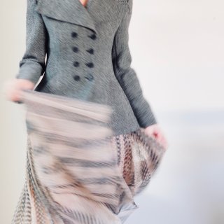 早春穿搭｜法式复古风的Dior西装配纱裙...
