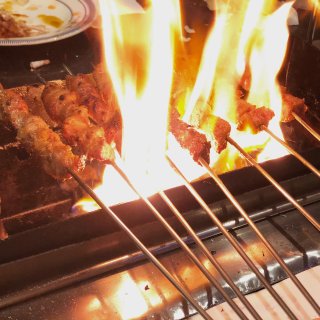 法拉盛朝鲜族串店 - 自己围着火堆烤羊肉...