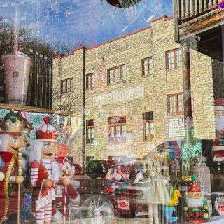 美国历史温泉古镇的圣诞橱窗真美呀...