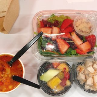 鸡胸肉,水果蔬菜沙拉,蔬菜汤