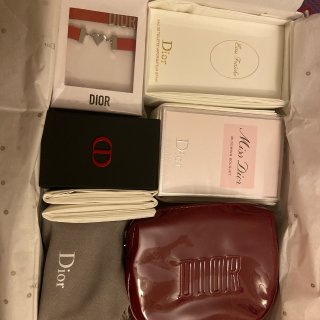 买了两盒香水收货一箱Dior...