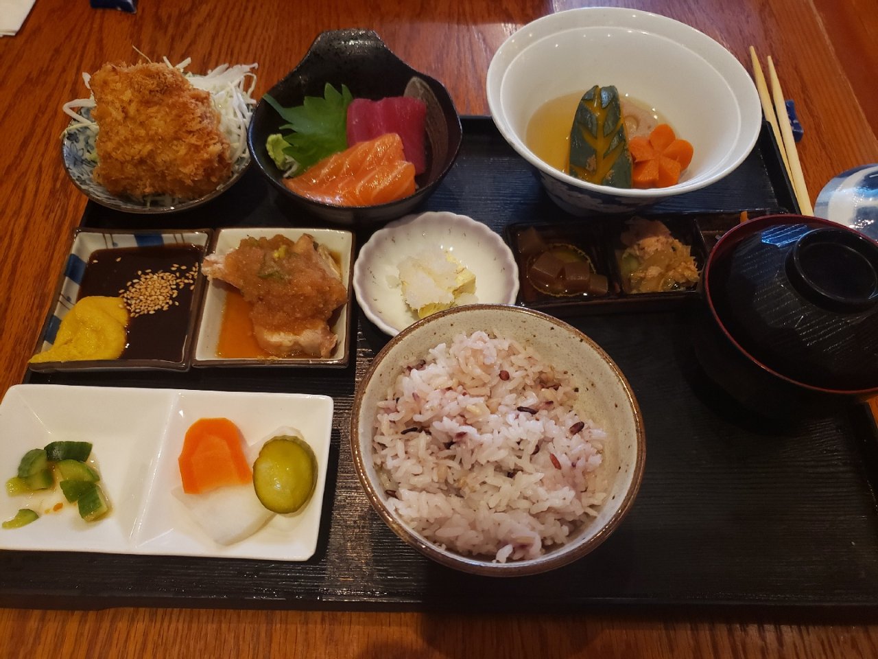 御膳,猪排,Sashimi,谷物饭,蔬菜,泡菜,鸡肉,猪排酱,小菜,miso soup