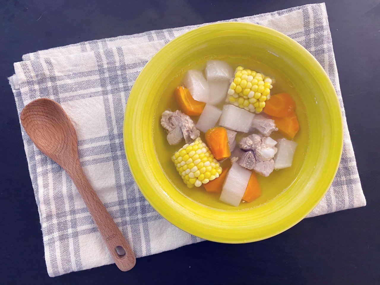 冬天就要來碗熱呼呼湯品🥣｜蘿蔔玉米排骨湯...