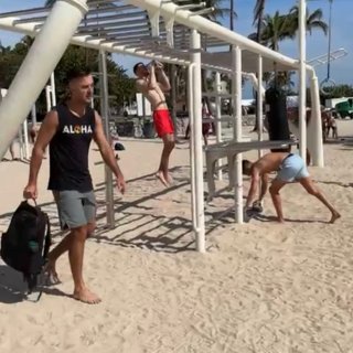 菜鸟跟着迈阿密健身达人上了一节沙滩健身课...