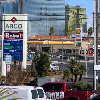 Vegas赌场街周围五个不同油价😣💸...