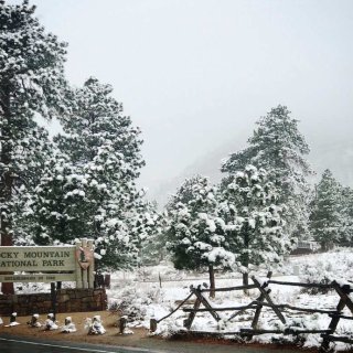 十月的丹佛·大雪纷飞的落基山国家公园 绝...