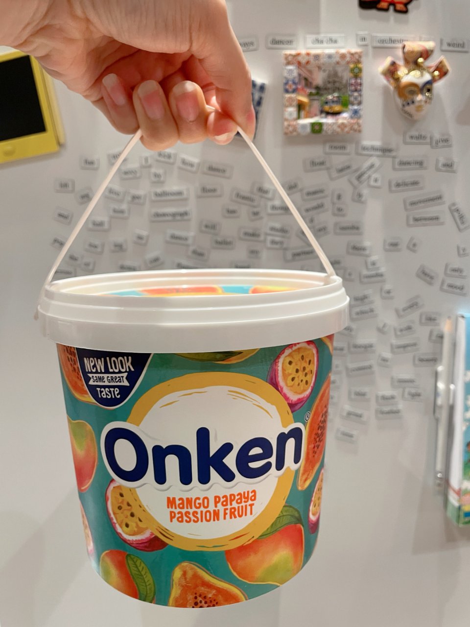 好大一桶Onken熱帶水果酸奶！...