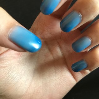 蓝色变色指甲油...
