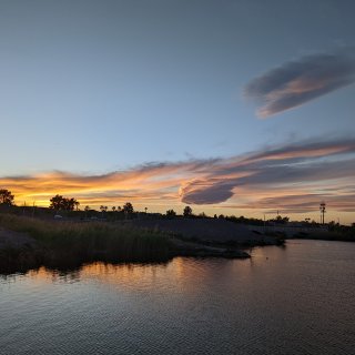 今天的夕阳好美 拉斯维加斯的湿地湖泊...