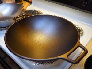 中式炒锅：14英寸碳钢锅与双耳铸铁锅