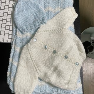 宝宝的奶奶给宝宝织的小毛衣和毯子...