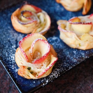 【苹果玫瑰酥，用手抓饼来做，偷懒又好吃】...