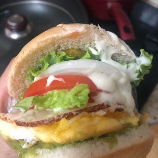 健康饮食打卡第一天：自制红黄绿小汉堡...