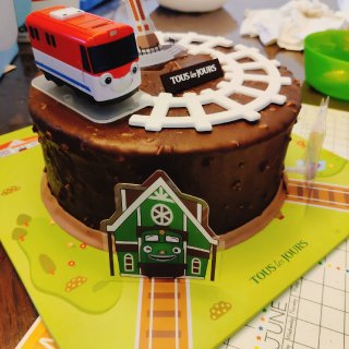 终于买到了多乐之日的小火车🚞蛋糕🍰！...
