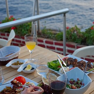 地中海畔的母亲节晚餐，美食美景和有美好祝...