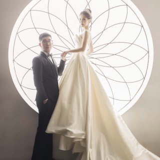 背景简洁的韩式优雅婚纱照...