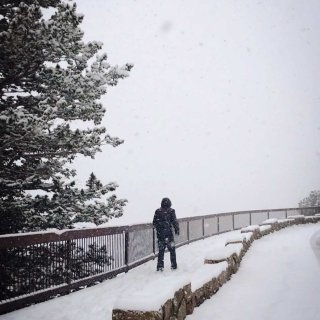 十月的丹佛·大雪纷飞的落基山国家公园 绝...