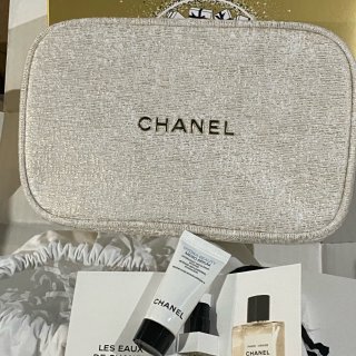 Chanel 聖誕套裝太美了～ ❤️...