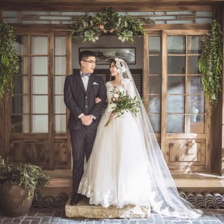 背景简洁的韩式优雅婚纱照...