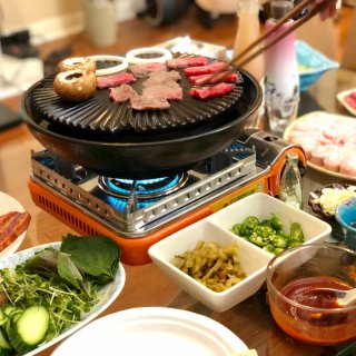 日本进口烤肉锅,设计超好，油流进下面的盘子,烤和牛,各种配料,IKI 爱琪