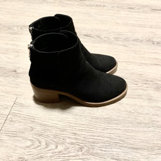 Forever 21黑色短靴...