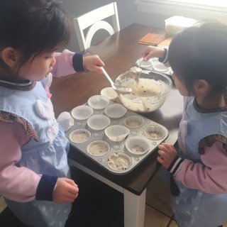 亲子活动--making muffins...