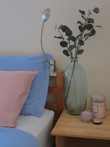 阴天。房间。粉蓝配。