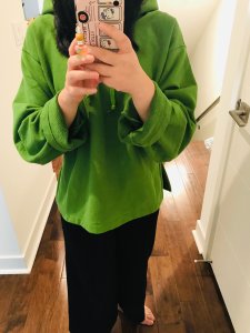 终于买到优衣库Uniqlo的U系列苹果绿卫衣