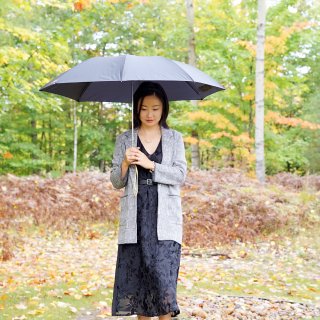 阴雨的秋日｜用一把黑雨伞完成情绪感...
