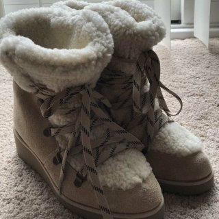 Australia Luxe Collective,一双雪地靴,25美元