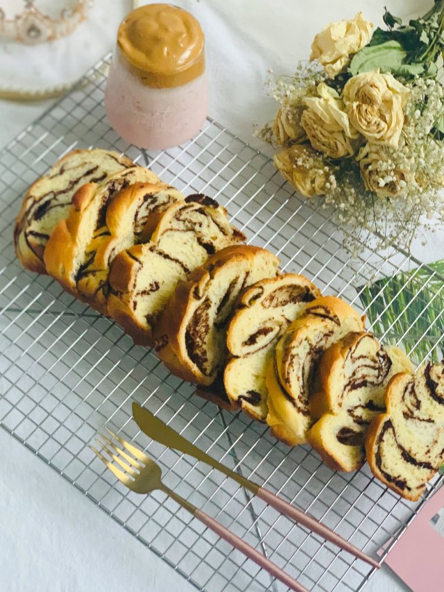 大理石吐司配上草莓咖啡，完美诠释