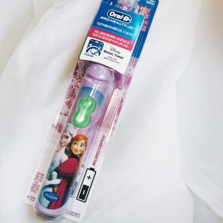 OralB 电动牙刷 公主版💕...