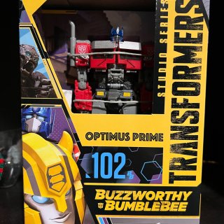 Hasbro Transformers Studio Series 102BB Buzzworthy Bumblebee Voyager Class Optimus Prime Action Figure (F7121) : Toys & Games