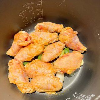 电饭锅盐焗鸡翅～ 又嫩又滑...
