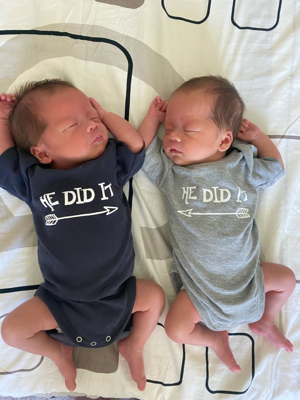 同卵双胞胎宝宝的睡觉互殴时间...