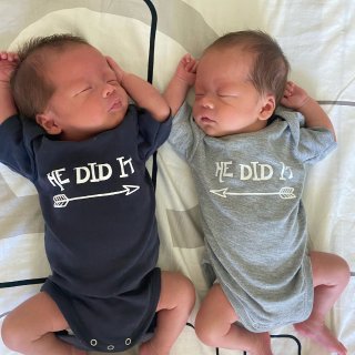 同卵双胞胎宝宝的睡觉互殴时间...