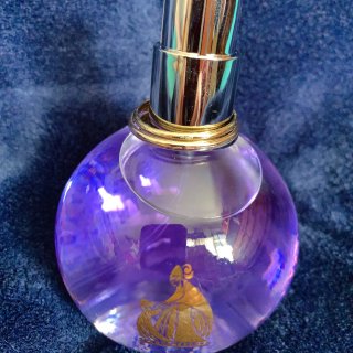 漂亮的淡紫色的香水😍...