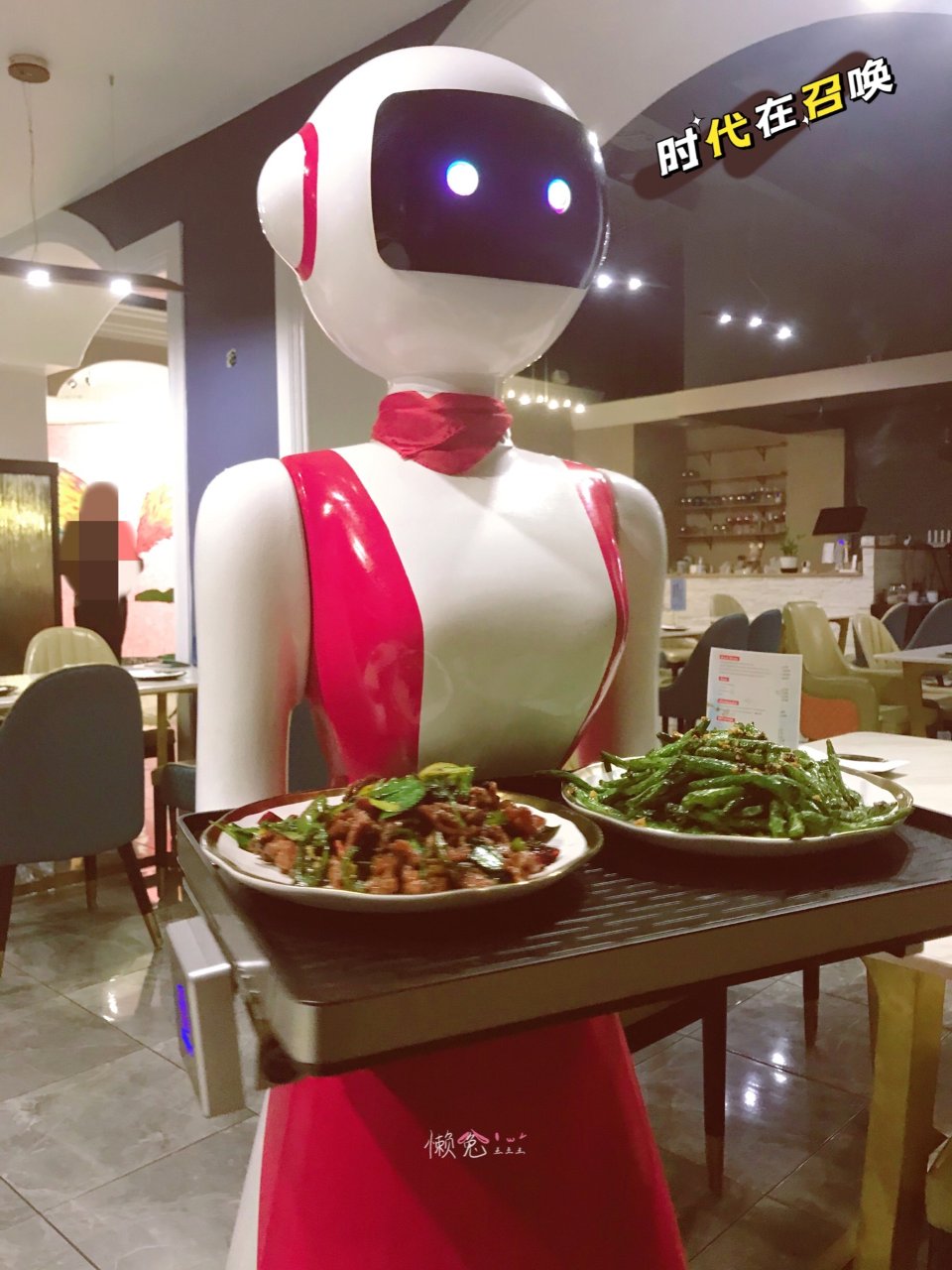 机器人上菜的新时代中餐厅🤣Santa B...
