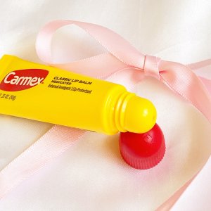 四季通用且便宜的Carmex护唇膏