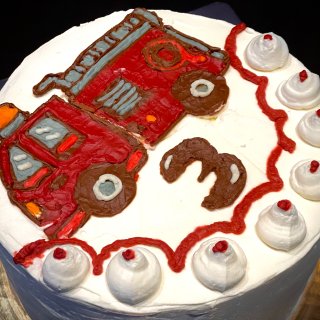 把娃最爱的车画在蛋糕上！...