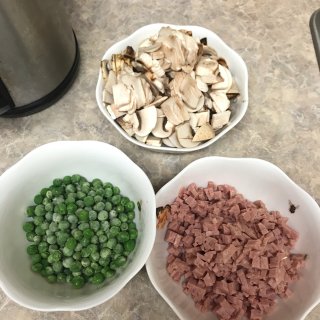 午餐肉,豌豆,蘑菇
