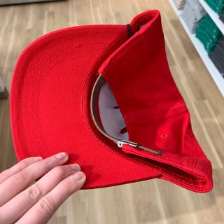 红色的Tommy帽子